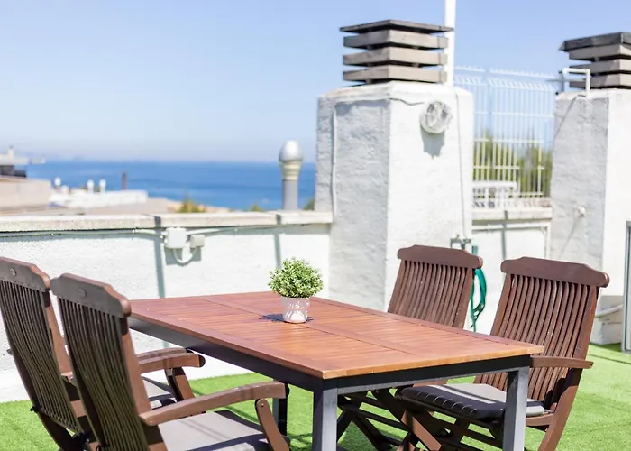 Barbacoa + vistas al mar + playa + piscina.